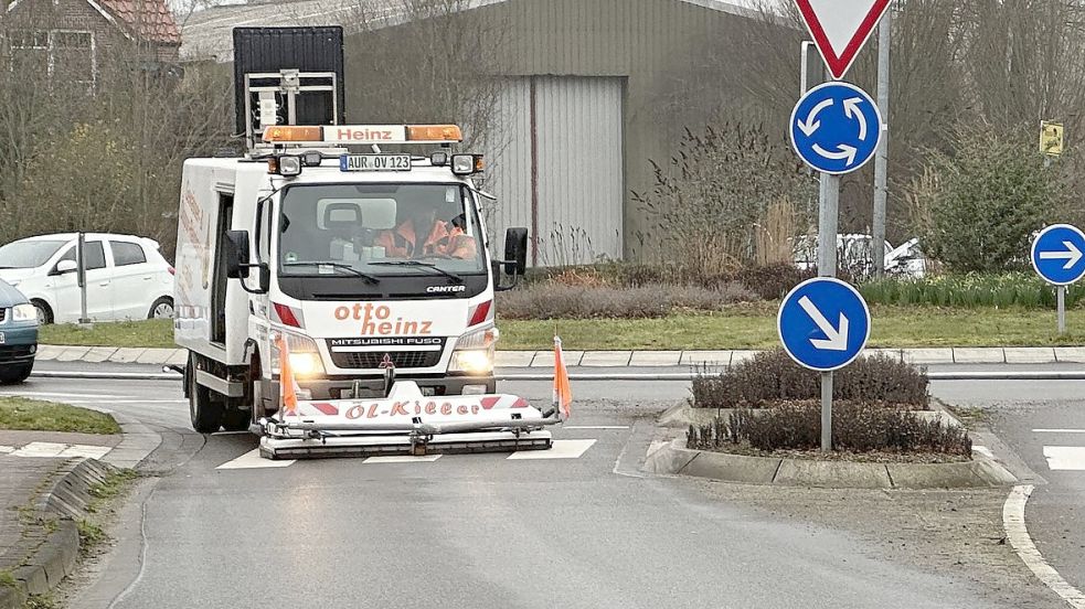 Mit dem Spezialfahrzeug eines Fachunternehmens wurde die Fahrbahn gereinigt. Foto: Feuerwehr