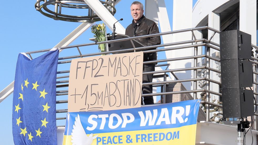 Johann Saathoff im März 2022 bei einer Friedensdemo in Aurich. Foto: Heino Hermanns