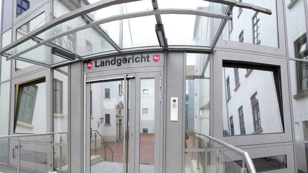 Der Eingang zum Landgericht in Aurich. Foto: Romuald Banik
