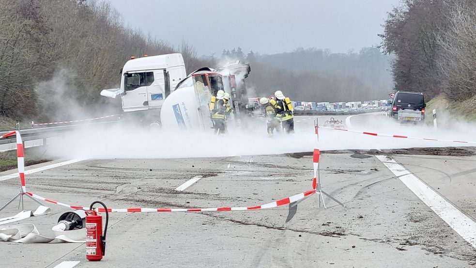 Nach schwerem Unfall: Aus dem Gefahrgut-Laster tritt aktuell CO2 aus. Foto: Michael-Günther Bölsche