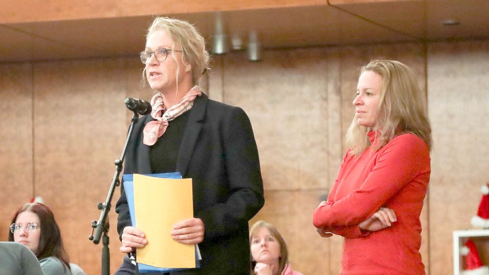 Martina Lübben (links) und Vanessa Plate übergaben in der Ratssitzung vor Weihnachten die ersten Unterschriften an Bürgermeister Horst Feddermann. Foto: Romuald Banik