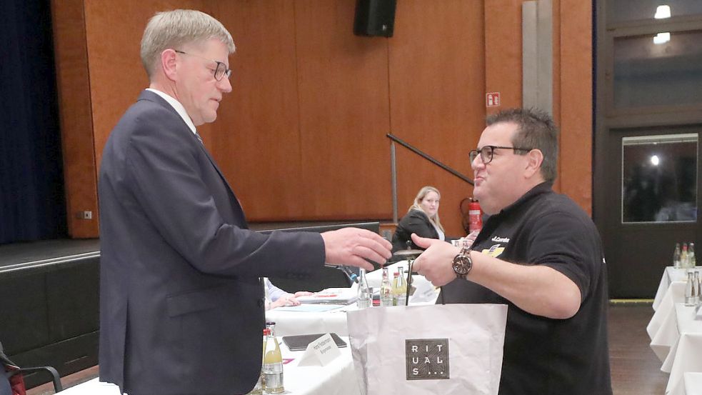 Bürgermeister Horst Feddermann (links) nahm auch von Jens Coordes (Kaufmännischer Verein) Unterschriften entgegen. Foto: Romuald Banik