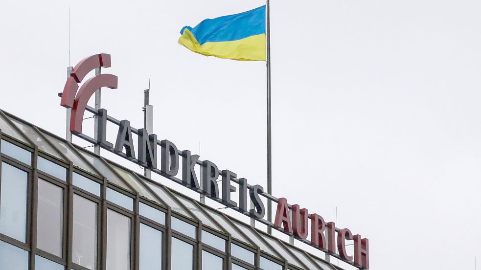 Auf dem Auricher Kreishaus weht aus Solidarität seit längerer Zeit die ukrainische Flagge. Foto: Romuald Banik