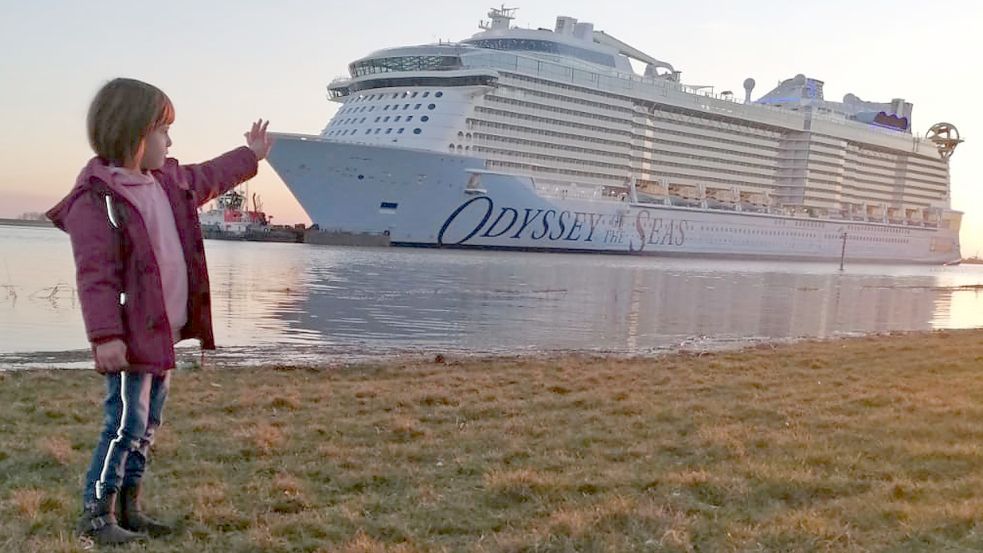 Das Gewinnerfoto aus dem Jahr 2021: Es scheint, als würde Lina das riesige Kreuzfahrtschiff mit der Hand stoppen. Ihre Mutter Lydia Woltering aus Riepe fand die richtige Perspektive, drückte auf den Auslöser - und wurde mit dem Bild ON-Leserfotografin des Jahres. Jetzt ist die spannende Frage: Wer schoss 2022 das schönste Foto? Darüber können die Leserinnen und Leser noch bis zum 4. März 2023 abstimmen.