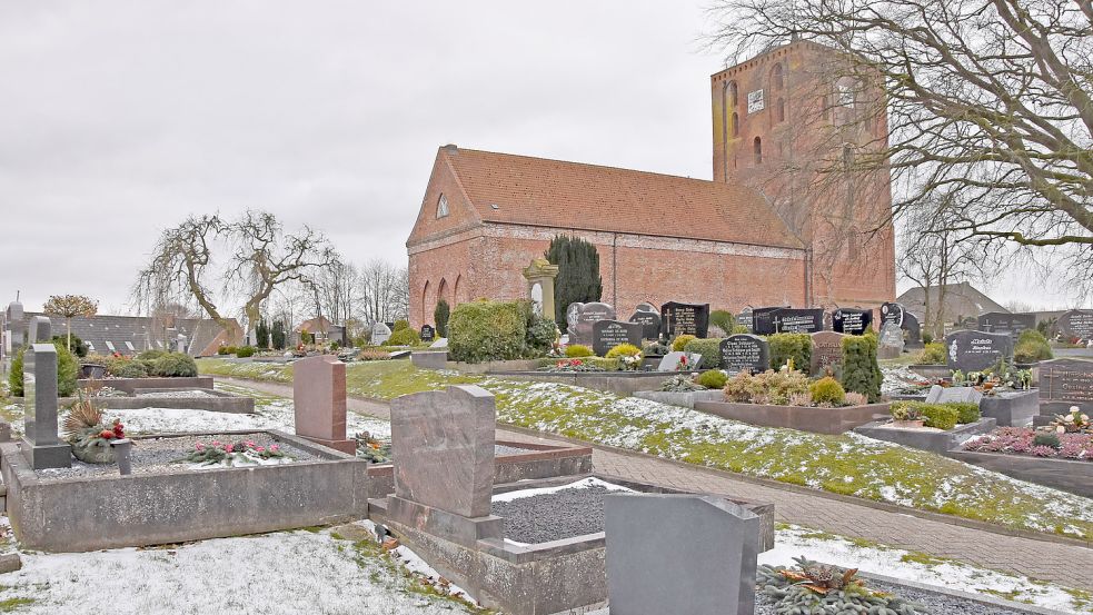 Bis auf Leezdorf haben alle Orte im Brookmerland (hier Marienhafe) mindestens einen Friedhof. Foto: Thomas Dirks