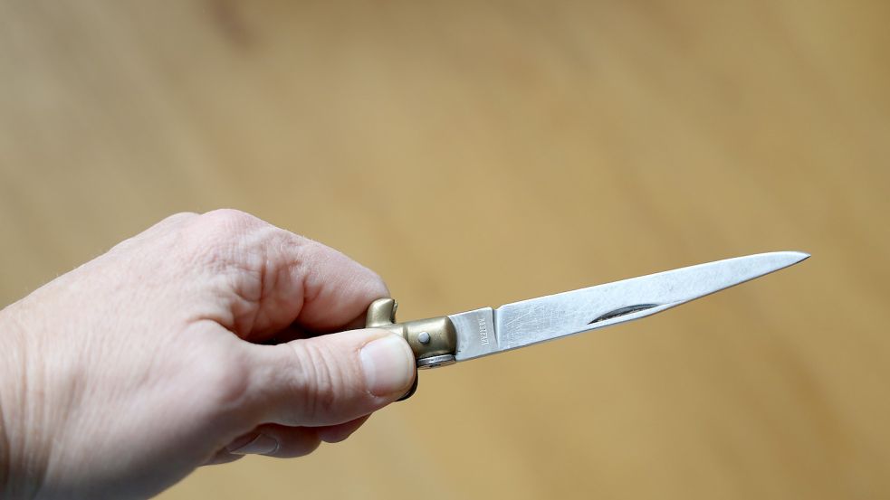 Mit einem Messer hat ein unbekannter Räuber einen Kioskmitarbeiter in der Neustadt bedroht. Foto: Imago Images/Skata