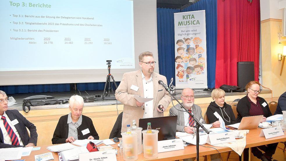 Jason Johnson, Präsident des Chorverbands Niedersachsen-Bremen (Bildmitte), bei seinem Rechenschaftsbericht vor den Delegierten in der „Alten Post“ in Middels. Foto: Gerd Arnold Ubben