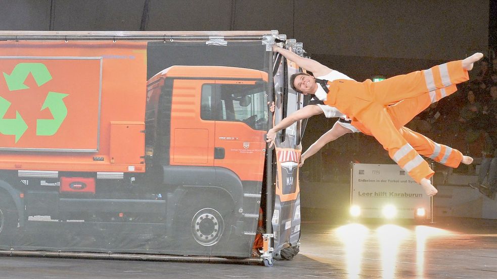 In rasendem Tempo drehten sich die Turner des STTV Berne artistisch mit ihrem „Müllmobil“. Fotos: Bernd Wolfenberg