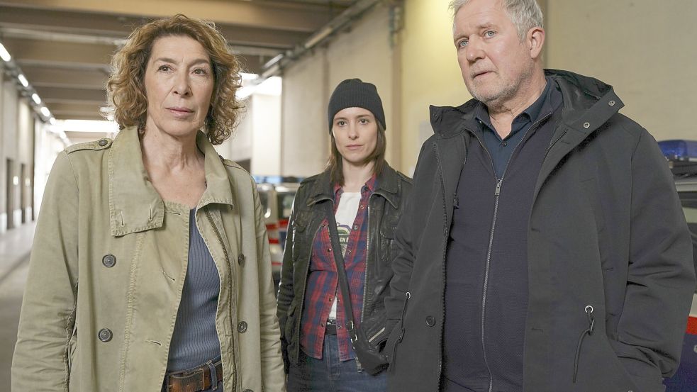 Die Wiener Kommissare Bibi Fellner (Adele Neuhauser, links) und Moritz Eisner (Harald Krassnitzer) mit ihrer neuen Assistentin Meret Schande ((Christina Scherrer). Foto: ARD Degeto/ORF/Prisma Film/Petro Domenigg