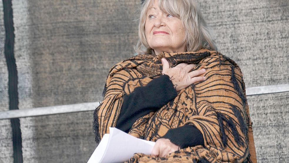 Am Rande der Demonstrationen gegen die Waffenlieferungen an die Ukraine soll Alice Schwarzer den ZDF-Reporter Fabian Köster beleidigt haben. Foto: Imago Images/serienlicht