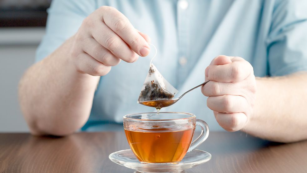 Manche Teesorten sind in Pyramidenbeuteln erhältlich. Sind diese Kunststoffbeutel gut für die Umwelt? Foto: Imago Images/ agefotostock