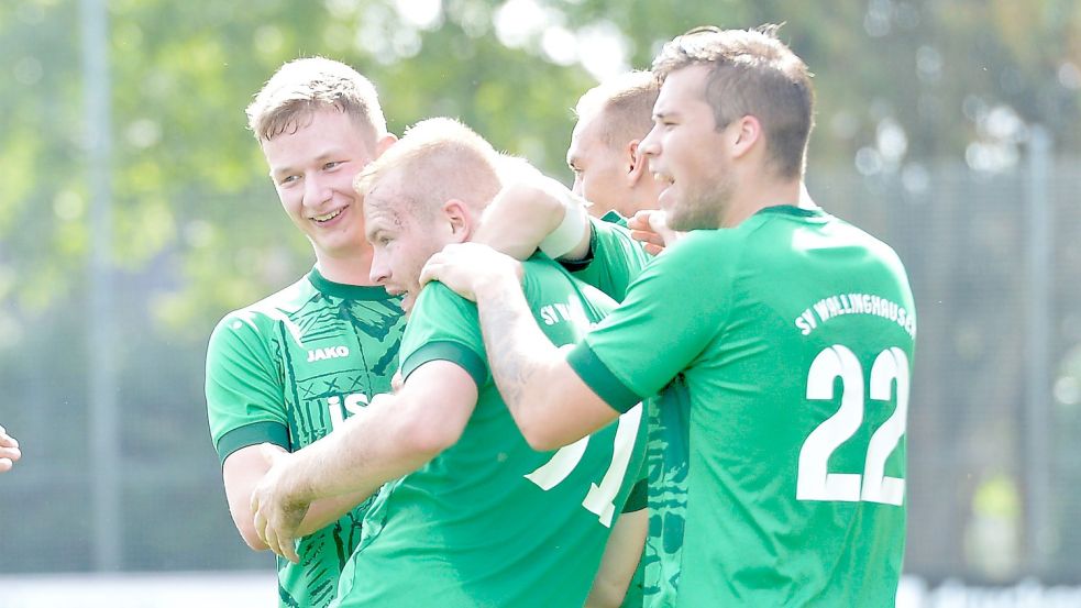 Der SV Wallinghausen stellt eine der jüngsten Mannschaften in der Fußballbezirksliga. Fast die Hälfte der Spieler absolviert ein Studium außerhalb Ostfrieslands. Ein Umstand, der sich bisher nicht negativ auf die Erfolge der Grün-Weißen ausgewirkt hat. Foto: Bernd Wolfenberg