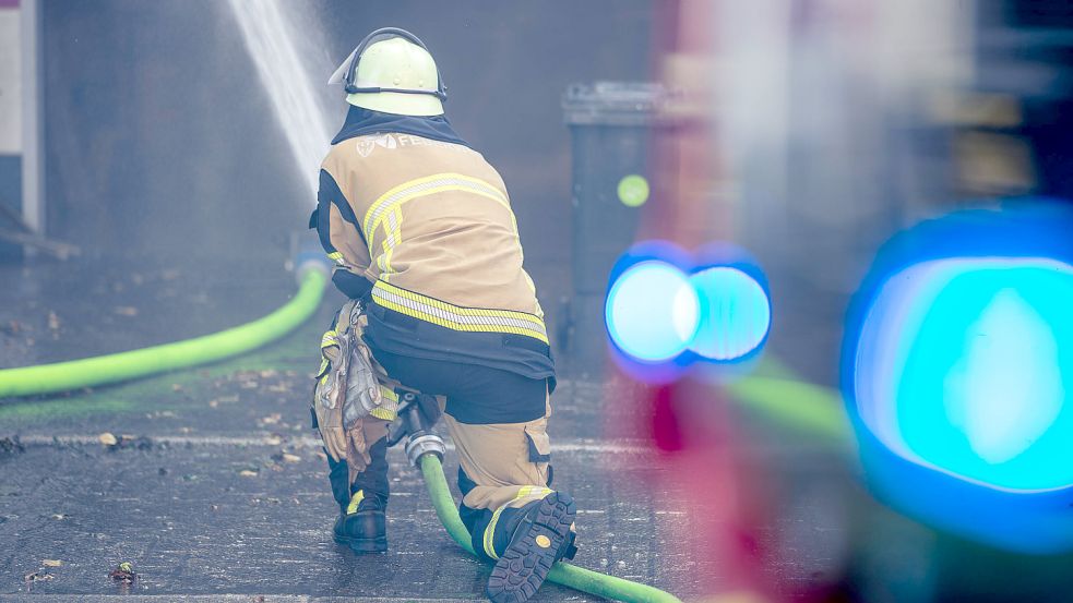 In Winsen/Luhe wurde in einem ausgebrannten Carport eine leblose Person entdeckt. Nun sollen Brandursache und Identität des Toten geklärt werden. Foto: imago images/Justin Brosch
