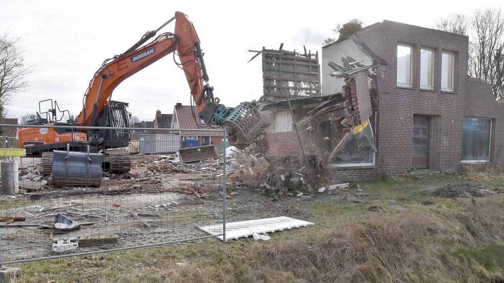 Die letzten Mauern fallen: Ein Bagger reißt die Brandruine Santjer an der Hauptstraße in Rechtsupweg ab. Foto: Thomas Dirks