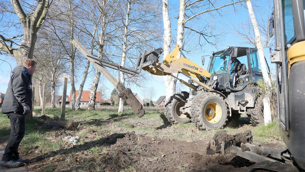 Mit schwerem Gerät wird der Zaun zwischen Hoheberger Weg und Kasernengelände derzeit entfernt. Foto: Romuald Banik