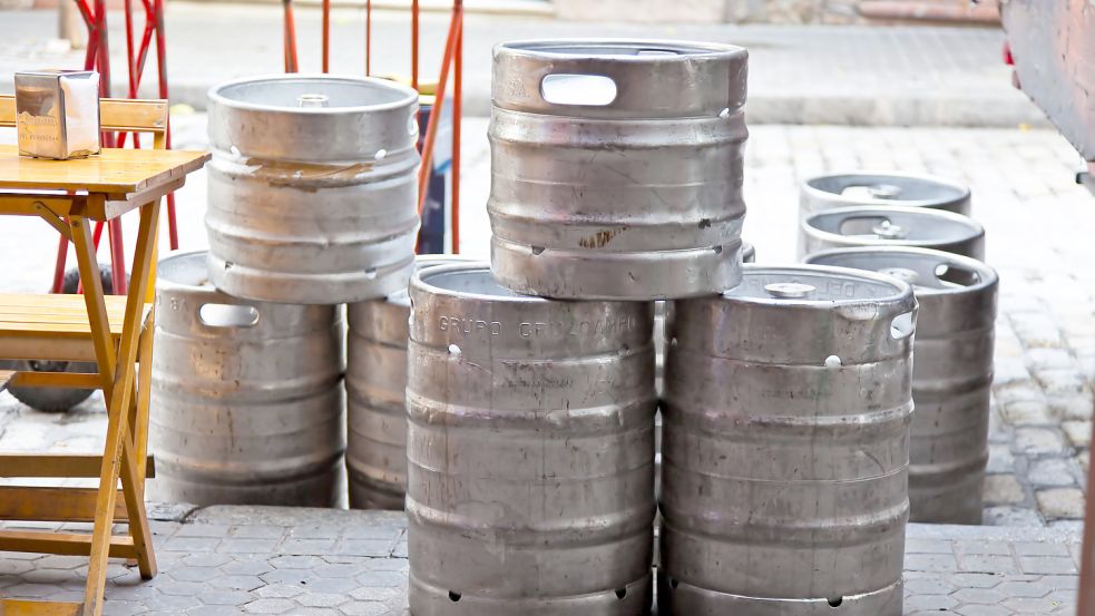 Ein Dieb wollte in Bremen ein 25-Liter-Bierfass unter seiner Jacke verstecken. Sein Plan ging nach hinten los. Foto: imago images / McPHOTO