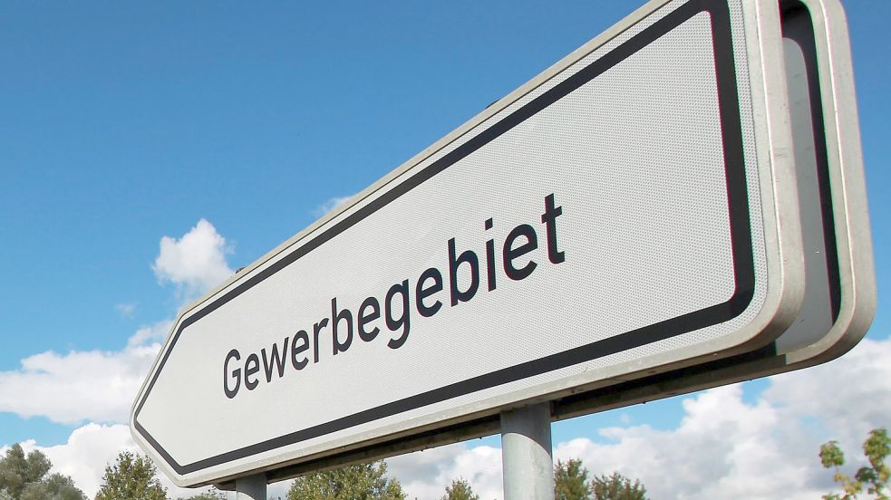 Ein Hinweisschild mit der Aufschrift Gewerbegebiet. Für viele Unternehmen ist die Höhe der örtlichen Gewerbesteuer mitentscheidend für eine Ansiedlung. Foto: Jens Wolf/DPA