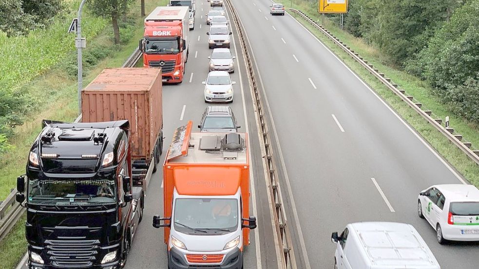 Die Baustelle auf der B75 an der Varreler Bäke zwischen Delmenhorst und Bremen sollte eigentlich am Dienstag freigegeben werden. Doch es gab eine Info-Panne. Die Bauarbeiten sind noch nicht abgeschlossen. Foto: Jan Eric Fiedler
