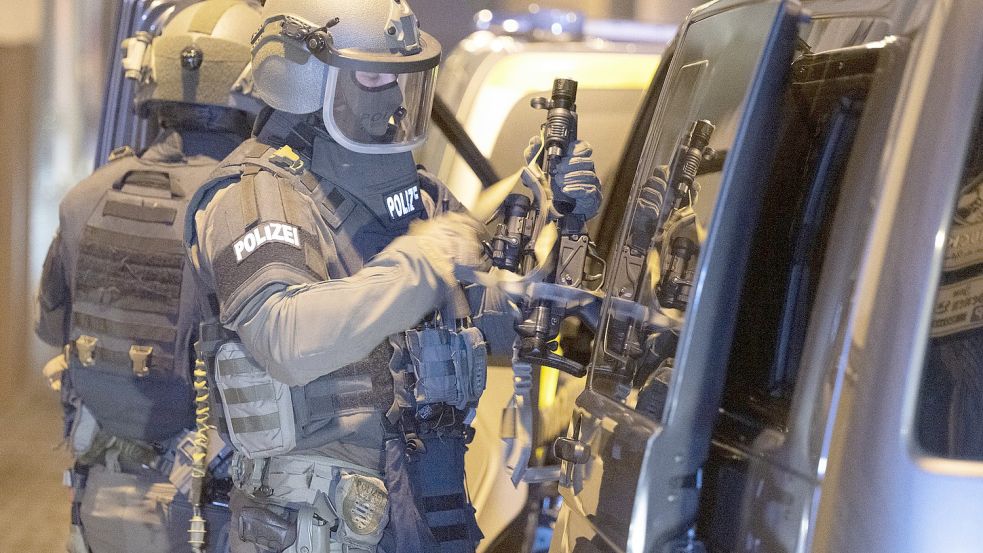Ein Sondereinsatzkommando der Polizei bereitet sich auf den Zugriff vor. In Niedersachsen wird darüber diskutiert, ob Polizisten individuell an der Uniform gekennzeichnet sein sollten. Foto: DPA