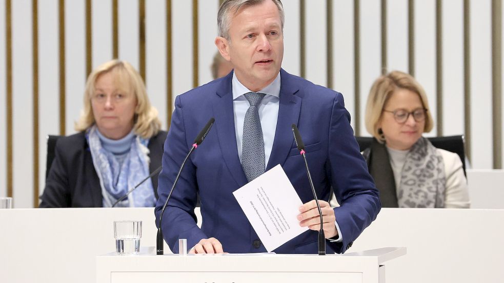 Heiko Geue, Finanzminister von Mecklenburg-Vorpommern, will sich ausführlich zur Klimastiftung MV äußern. Foto: Bernd Wüstneck