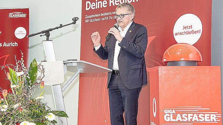 Landrat Olaf Meinen gab am Mittwoch im EEZ das Startsignal für das zweite Breitband-Projekt. Foto: Landkreis Aurich