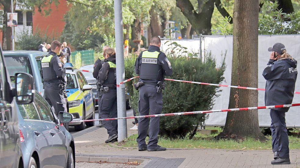 Ein großes Polizeiaufgebot sperrte den Tatort in der Popenser Straße am 19. September ab.Foto: Heino Hermanns