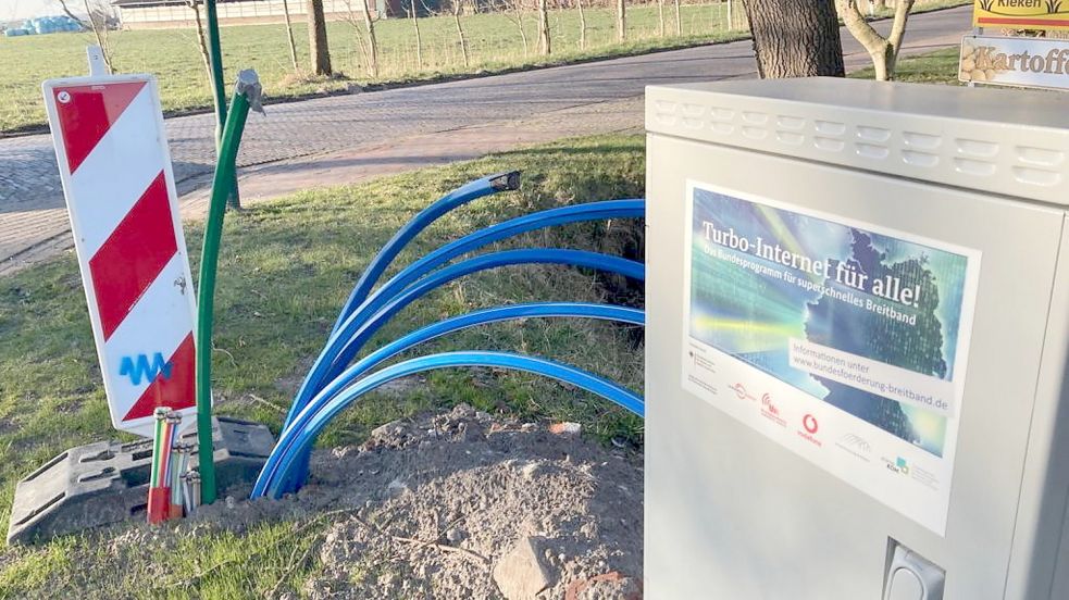Vielerorts im Landkreis Aurich, wie hier 2022 in Barstede, werden Glasfaserkabel verlegt. Foto: Aiko Recke
