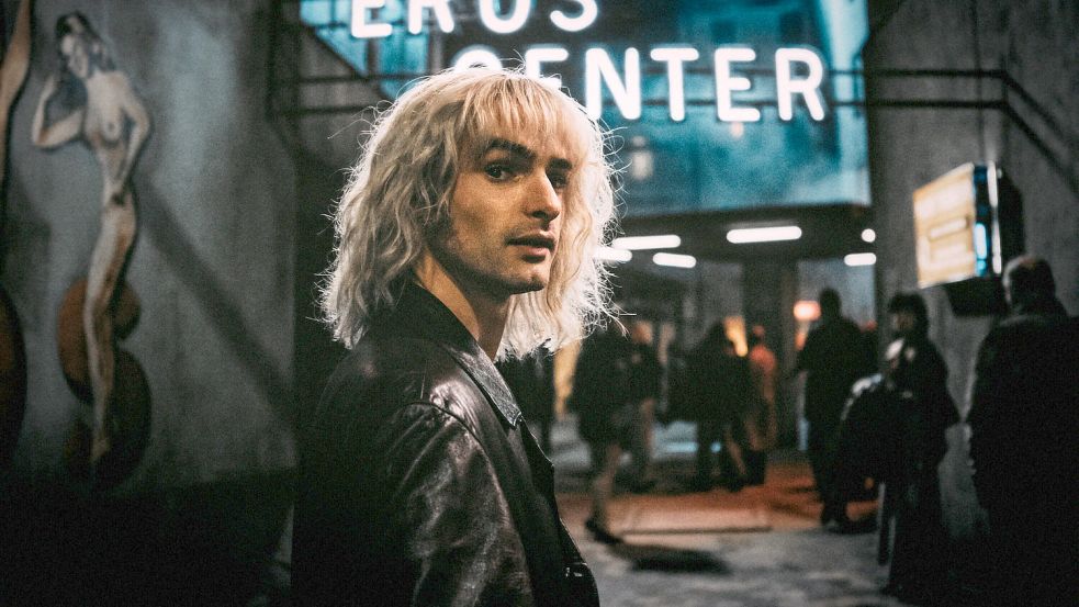 Szene aus „Luden – Könige der Reeperbahn“: Klaus Barkowsky (Aaron Hilmer) will es auf dem Hamburger Kiez zu Ruhm und Geld bringen. Foto: Prime Video