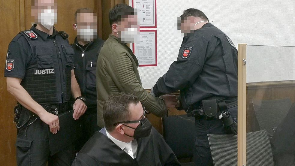Verteidiger Joë Thérond (vorne) forderte den Ausschluss der Öffentlichkeit wegen Gefährdung der öffentlichen Ordnung. Foto: Karin Böhmer