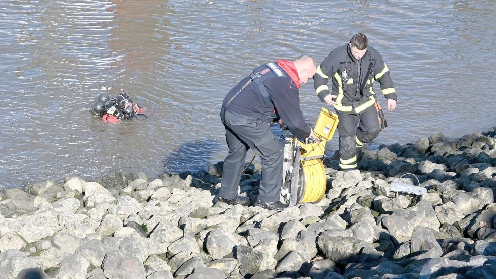 Durch einen Sprung ins Wasser hat ein Polizist einen vermissten 76-Jährigen gerettet. Foto: IMAGO/LENTHE-MEDIEN