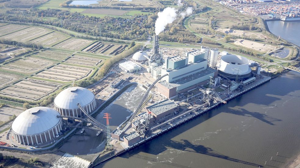 Das umstrittene Kohlekraftwerk Moorburg, als der Schornstein noch rauchte. Der Meiler mit zwei Blöcken wurde 2020 stillgelegt, wird jetzt demontiert. Foto: LINDNER-Fotografie