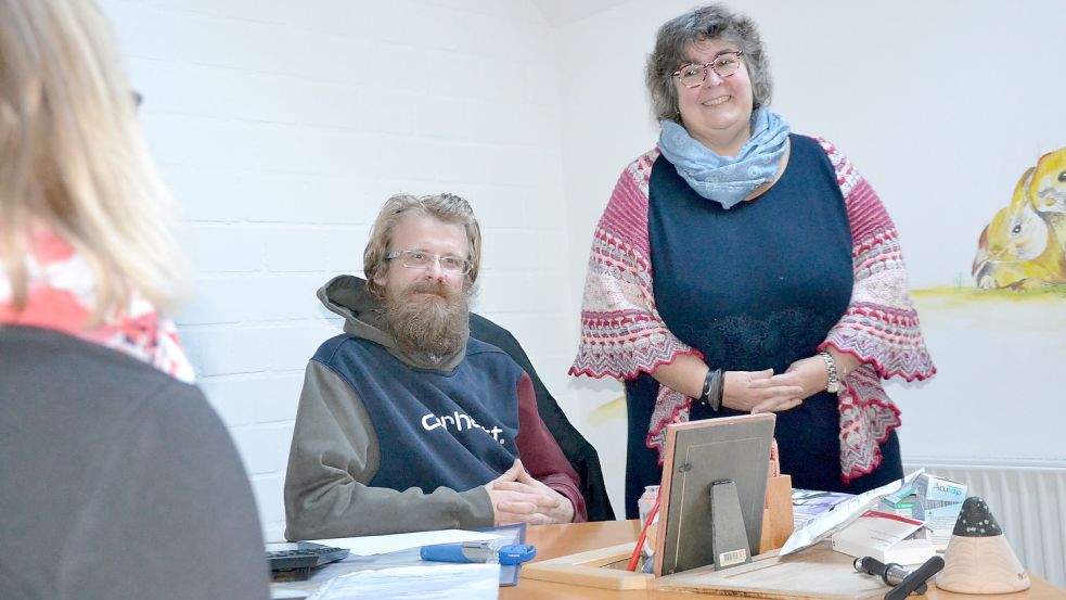 Der Bremer Arzt Julien Dufayet sitzt in der Praxis von Dr. Andrea Radde-Reinhard in Wiesmoor gegenüber von Ann-Katrin Kruse. Foto: Franziska Otto