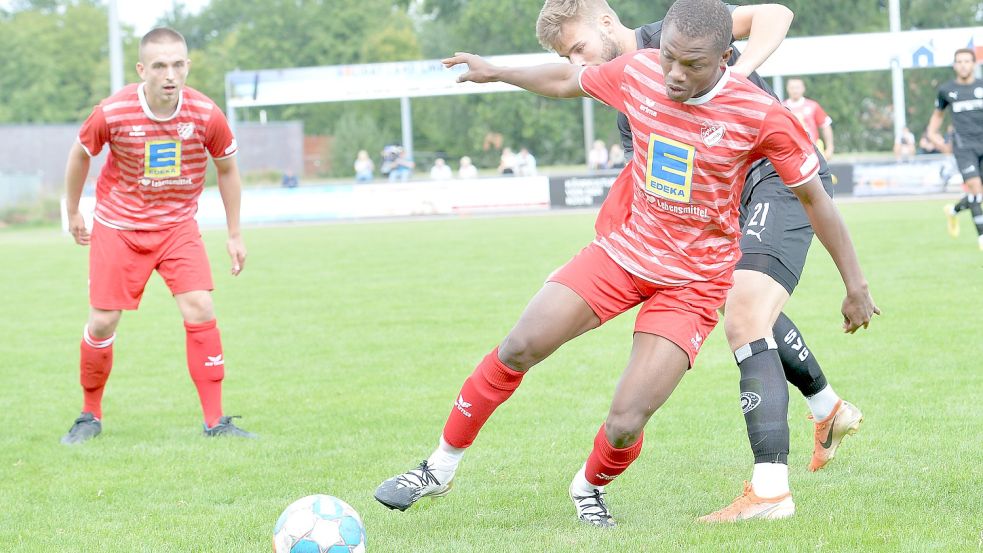 Im Hinspiel gingen die Bezirksligafußballer der SpVg Aurich (rot) mit einer 1:5-Heimschlappe gegen den SV Großefehn vom Ellernfeld. Dabei gelang den Fehntjern kurz vor Schluss noch zwei Treffer. Foto: Bernd Wolfenberg