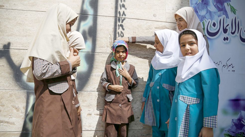 Hunderte Schulmädchen haben im Iran in den vergangenen Monaten Vergiftungssymptome gezeigt. Foto: IMAGO IMAGES/Zuma Wires
