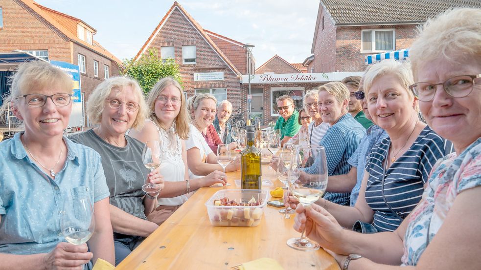 Auf das erste Marienhafer Weinfest stieß im vergangenen Jahr das Team der Mühlen-Apotheke an. Foto: Folkert Bents
