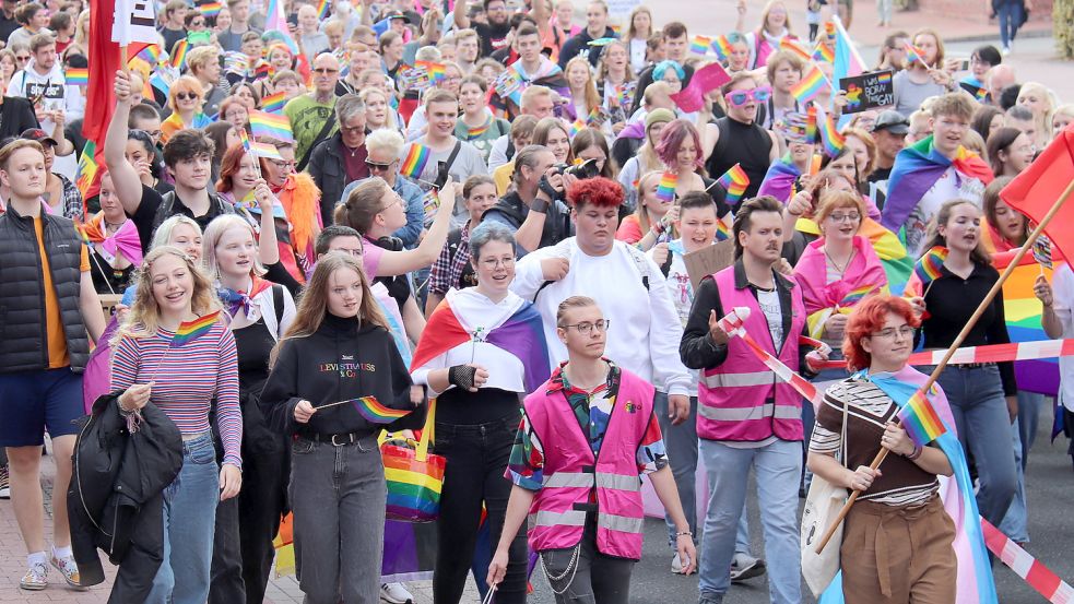 Im vergangenen September nahmen mehrere Hundert Menschen in Aurich am Christopher-Street-Day teil. Foto: Heino Hermanns