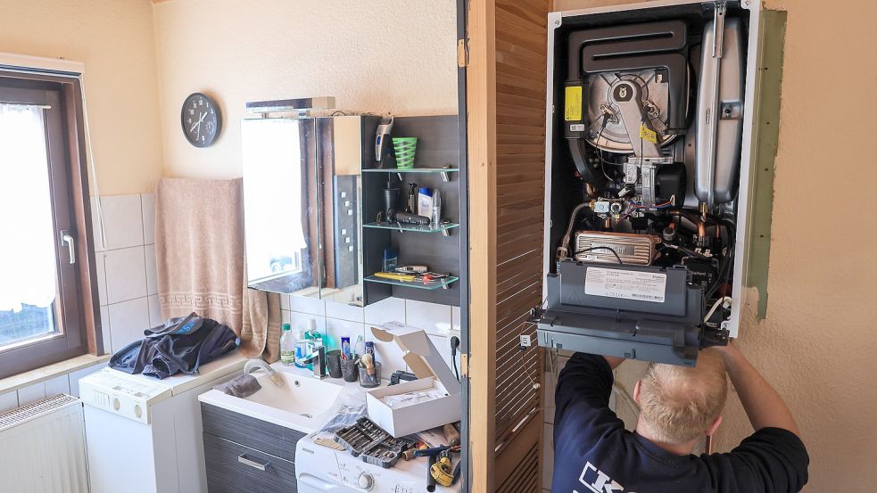Ein Heizungsmonteur installiert eine Gasbrennwerttherme. Nach einem Entwurf aus dem Bundeswirtschaftsministerium sollen neue Gasheizungen schon ab kommendem Jahr nicht mehr verkauft werden. Foto: DPA