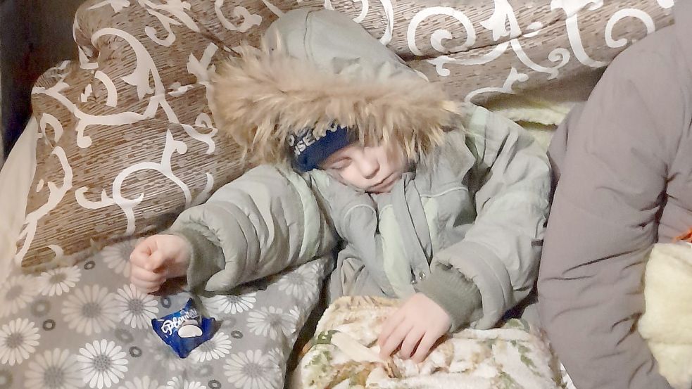 Der damals vierjährige Mykita liegt in einem Keller in Kiew. Seine Mutter Miroslava Kasianova versteckte sich dort mit ihm vor den Bomben. Foto: privat