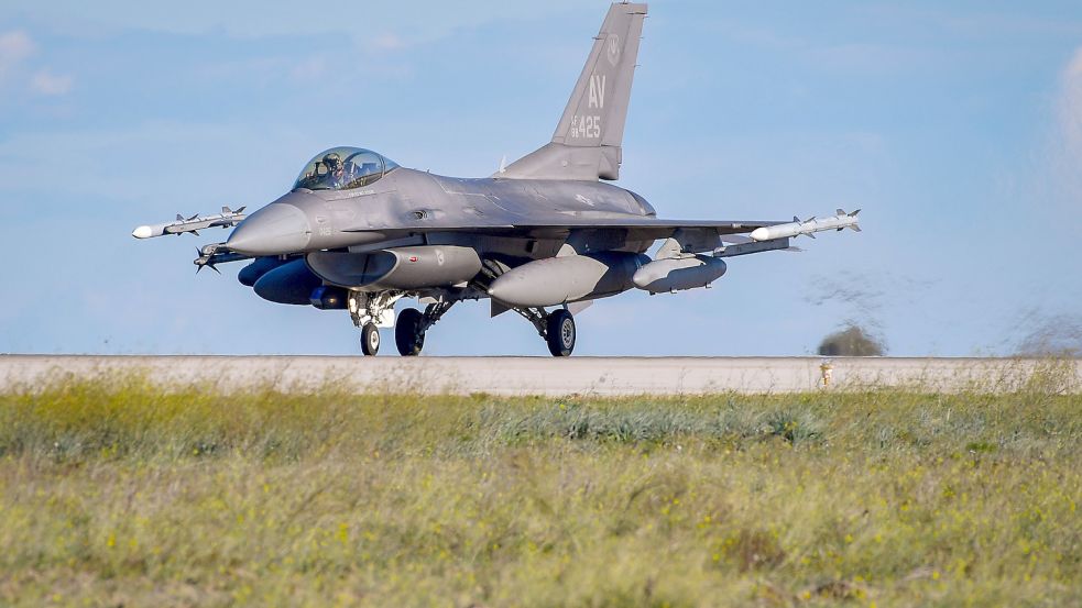 Braucht ordentliche Landebahnen und gut ausgebildete Piloten: Eine Lockheed Martin F-16 Fighting Falcon. Foto: Imago Images/Gianluca Vannicelli