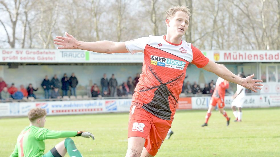 Zehn Minuten waren in Großefehn gespielt, da schlug Rückkehrer Holger Wulff zu und erzielte das 1:0 für Großefehn.Foto: Bernd Wolfenberg