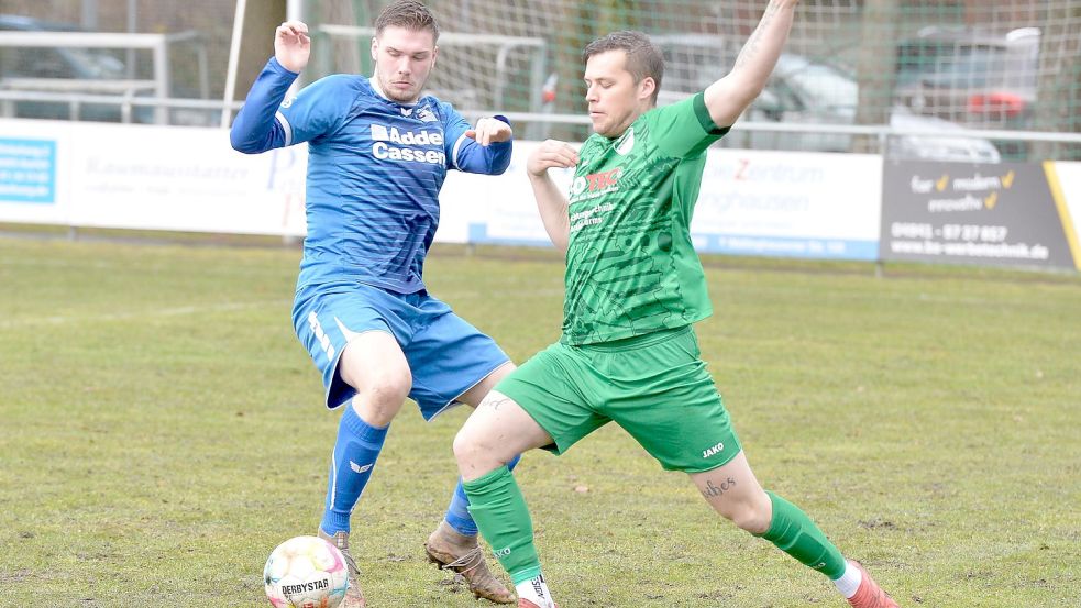 Viele Zweikämpfe auf einem rutschigen Boden prägten das Topspiel zwischen dem SV Wallinghausen und TuS Esens in der Bezirksliga. In dieser Szene wird der Wallinghausener Lukas Günsel (rechts) von einem Esenser attackiert. Foto: Bernd Wolfenberg