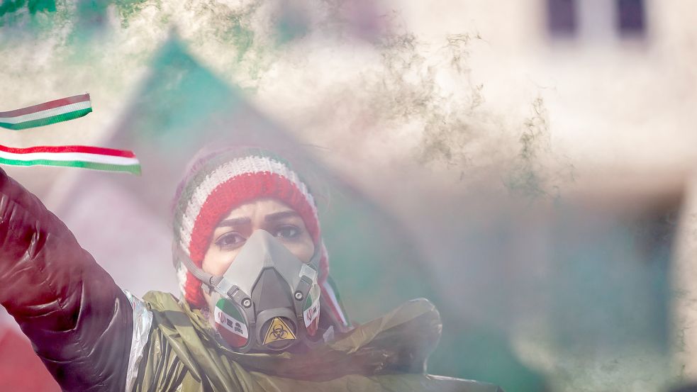 Protest gegen Vergiftungen von Mädchen im Iran: „Gelöschte Flamme der Unruhen wieder anfachen.“ Foto: imago images/Allison Bailey