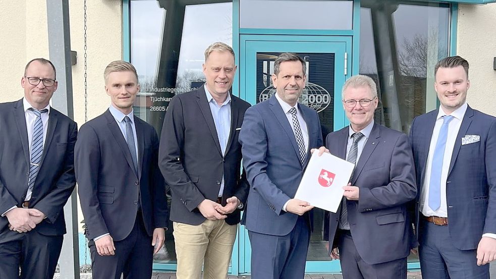 Förderbescheid-Übergabe mit (von links): Thomas Janssen, Stefan Bohlen, Landtagsabgeordneter Wiard Siebels, Landes-Wirtschaftsminister Olaf Lies, Theo Bohlen und Arne Bohlen.Foto: privat