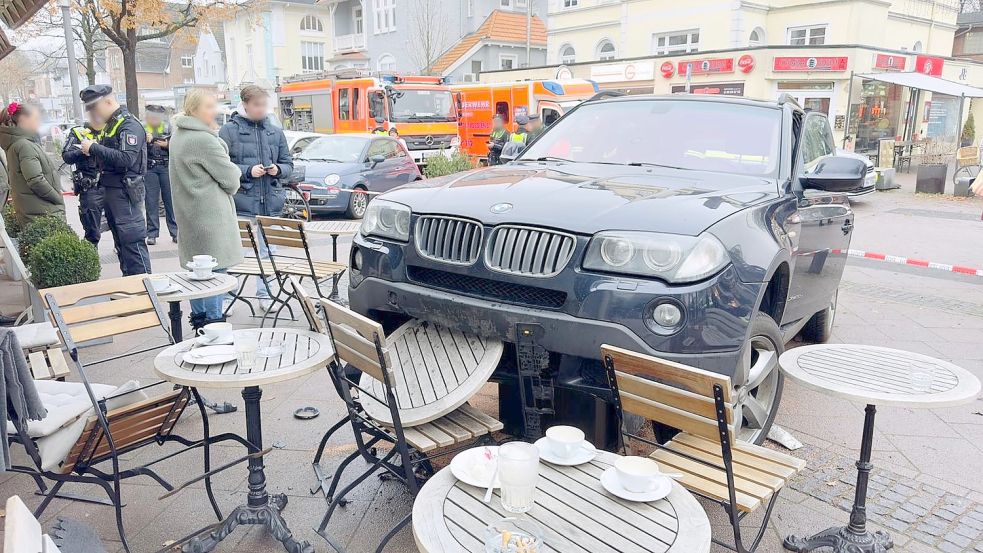Im Dezember 2022 war zuletzt ein Auto in der Waitzstraße über den Gehweg gekracht und mitten in der Außengastronomie eines Cafés gelandet. Foto: TV NEWS KONTOR