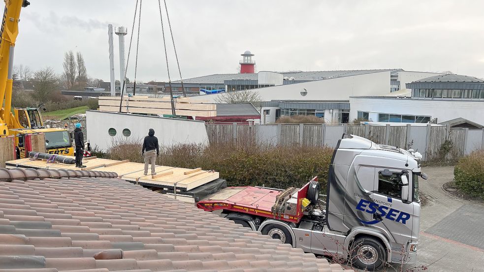 Mit Hilfe eines Autokrans wurden die Teile der neuen Panoramasauna auf das Außengelände des Norddeicher Ocean Wave gehoben. Foto: Tourismus-Service Norddeich