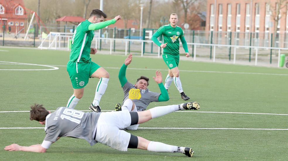 Eintracht Ihlow (grüne Trikots) tat sich am Anfang gegen Leezdorf schwer. Erst in der zweiten Hälfte bekam der Tabellenführer die sperrigen Leezdorfer in den Griff. Foto: Gronewold