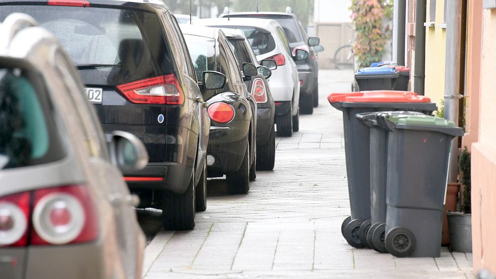 Wenn Autos mit zwei Rädern auf dem Gehweg stehen, dann wird das von vielen Städten geduldet - obwohl es verboten ist. Ein Bremer Rechtsstreit könnte das sogenannte „Gewohnheitsrecht“ deutschlandweit beenden. Foto: dpa/Uli Deck