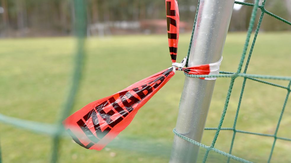 Absperrband der Polizei ist am Sportplatz hinter dem Schützenhaus in Bramsche zu sehen. Eine 19-jährige Frau ist dort Opfer eines Gewaltverbrechens geworden. Es hatte Auswirkungen auf das Auswärtsspiel der Oberliga-Fußballerinnen von SV TiMoNo.