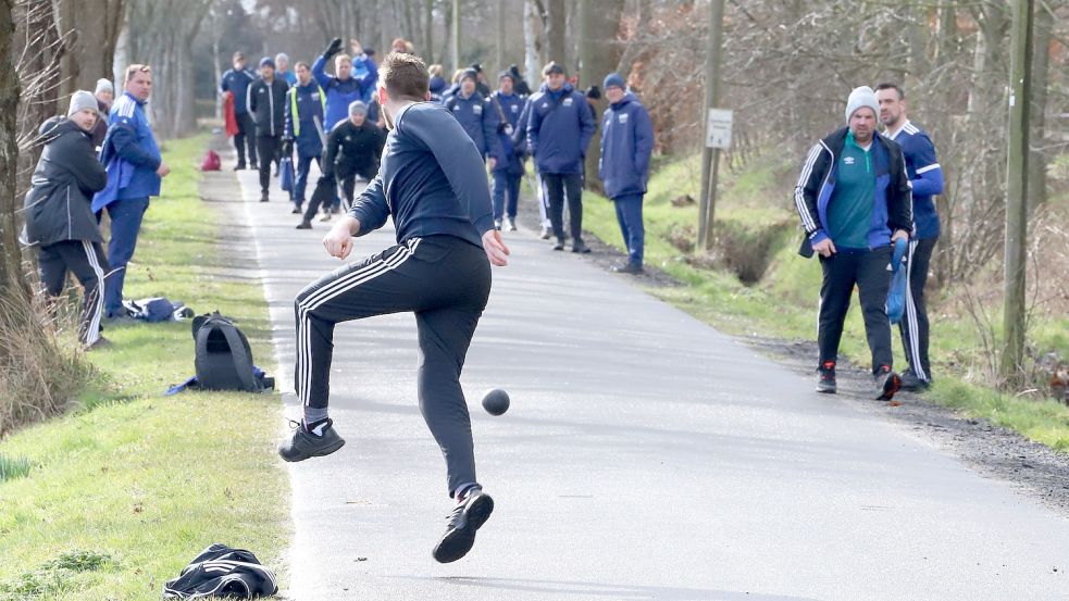 Andre Frerichs musste sich mit Rahe strecken, um den Heimwettkampf gegen Westeraccum zu gewinnen.Foto: Wilfried Gronewold