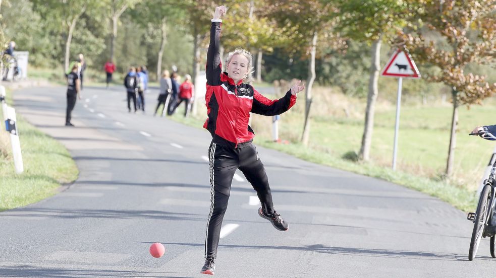 Imke Mülder ist seit Saisonbeginn Mannschaftsführerin der Landesligaboßelcrew von „Free weg“ Schirumer Leegmoor. Sie wirft in der Gummigruppe. Fotos: Wilfried Gronewold